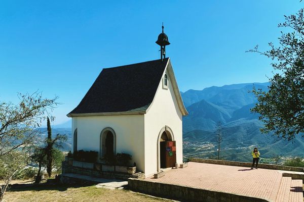 Iglesia de Schönstatt, in the backdrop of the mountains